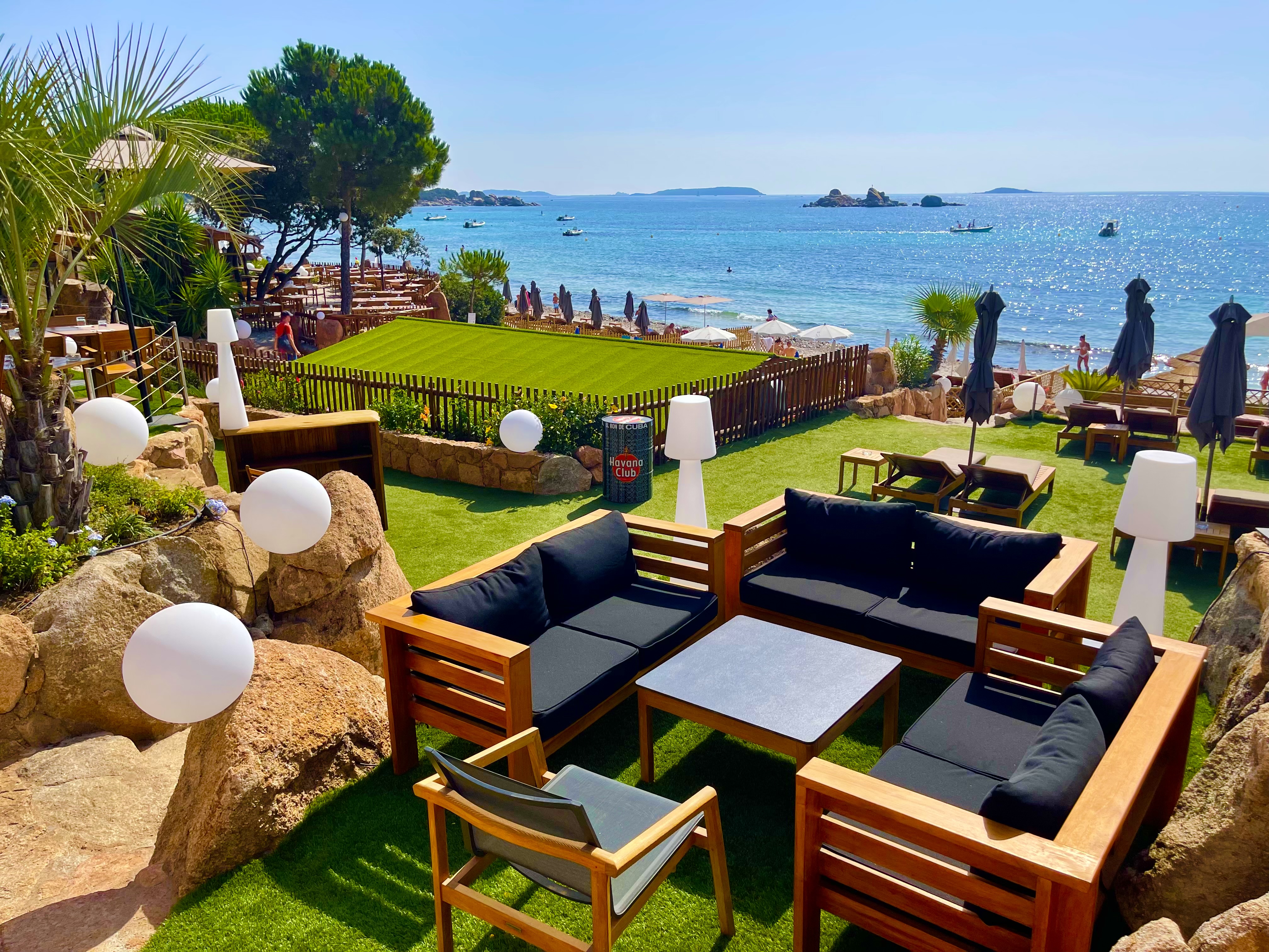 Vue aérienne du restaurant Le Petit Chose et de la plage de Palombaggia