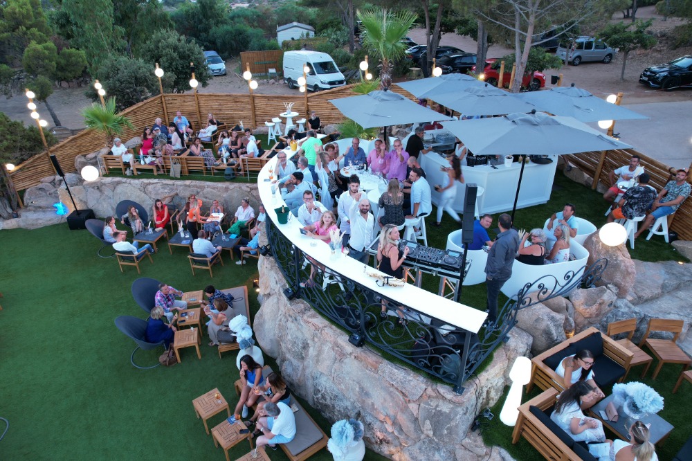 Vue panoramique de la côte corse et du restaurant Le Petit Chose