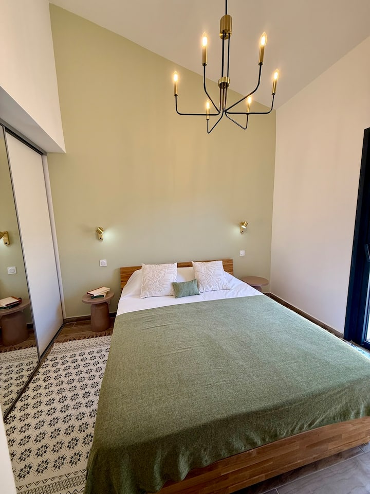 Suite principale avec lit king-size et lustre doré — Villa Folacca