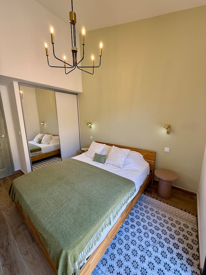 Chambre à l'étage avec lit double et lumière naturelle — Villa Folacca