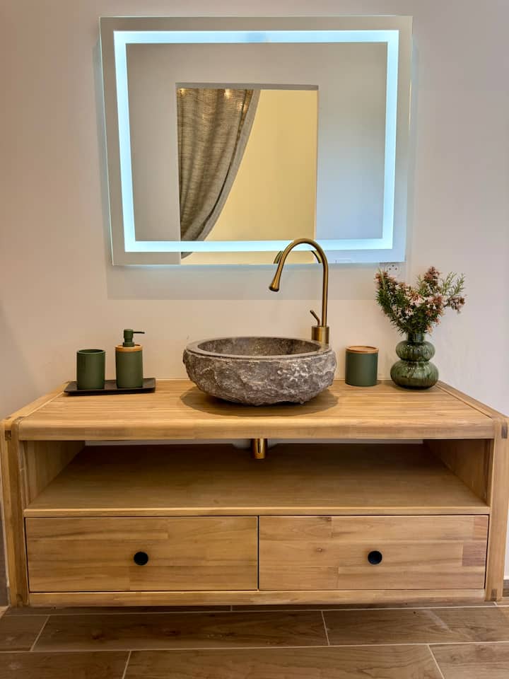 Salle de bain à l'étage, douche italienne et finitions soignées — Villa Folacca