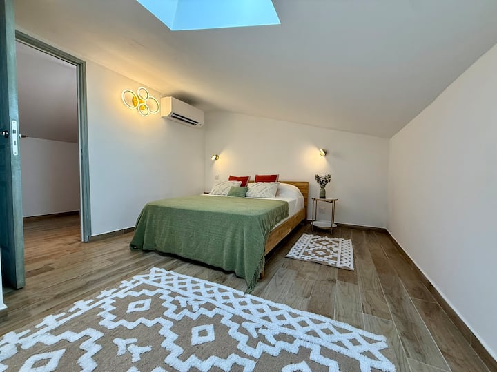 Chambre à l'étage avec lit double et lumière naturelle — Villa Tamaricciu