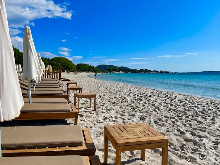Transats sur la plage de Palombaggia — à 5 minutes en voiture de la villa