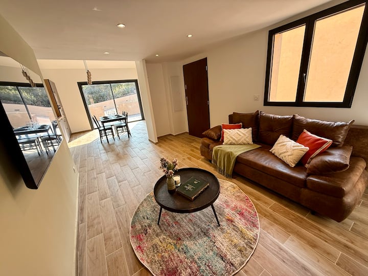 Salon lumineux ouvert sur la terrasse, canapé en cuir — Villa Tamaricciu